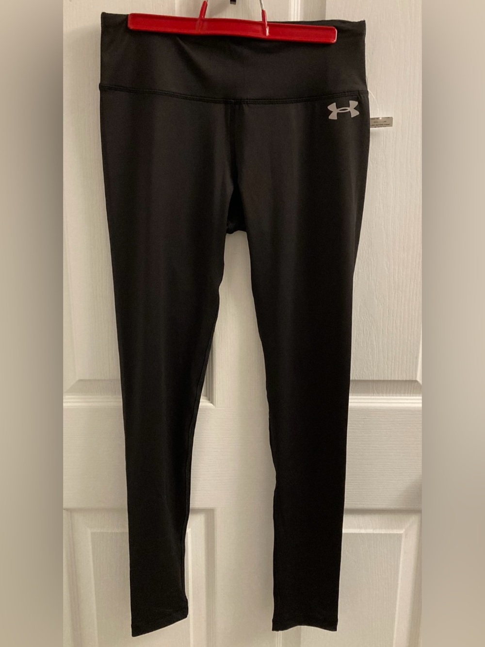 NWT Under Armour fitted black leggings, all season gear with thick waist band
